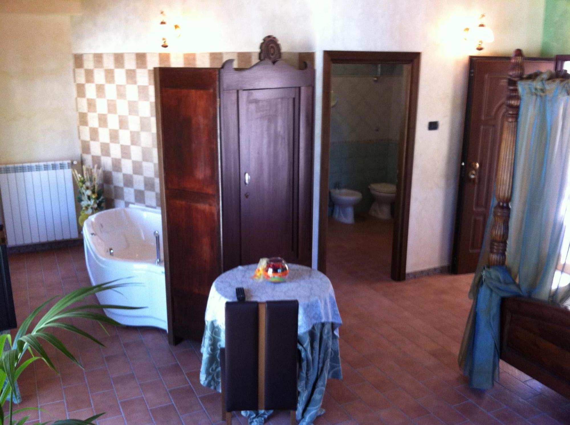 Hotel Il Feudo Dei Pierleoni Celano Habitación foto
