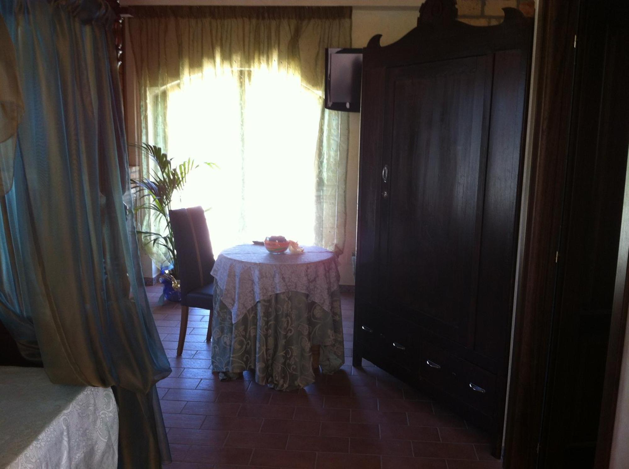 Hotel Il Feudo Dei Pierleoni Celano Habitación foto
