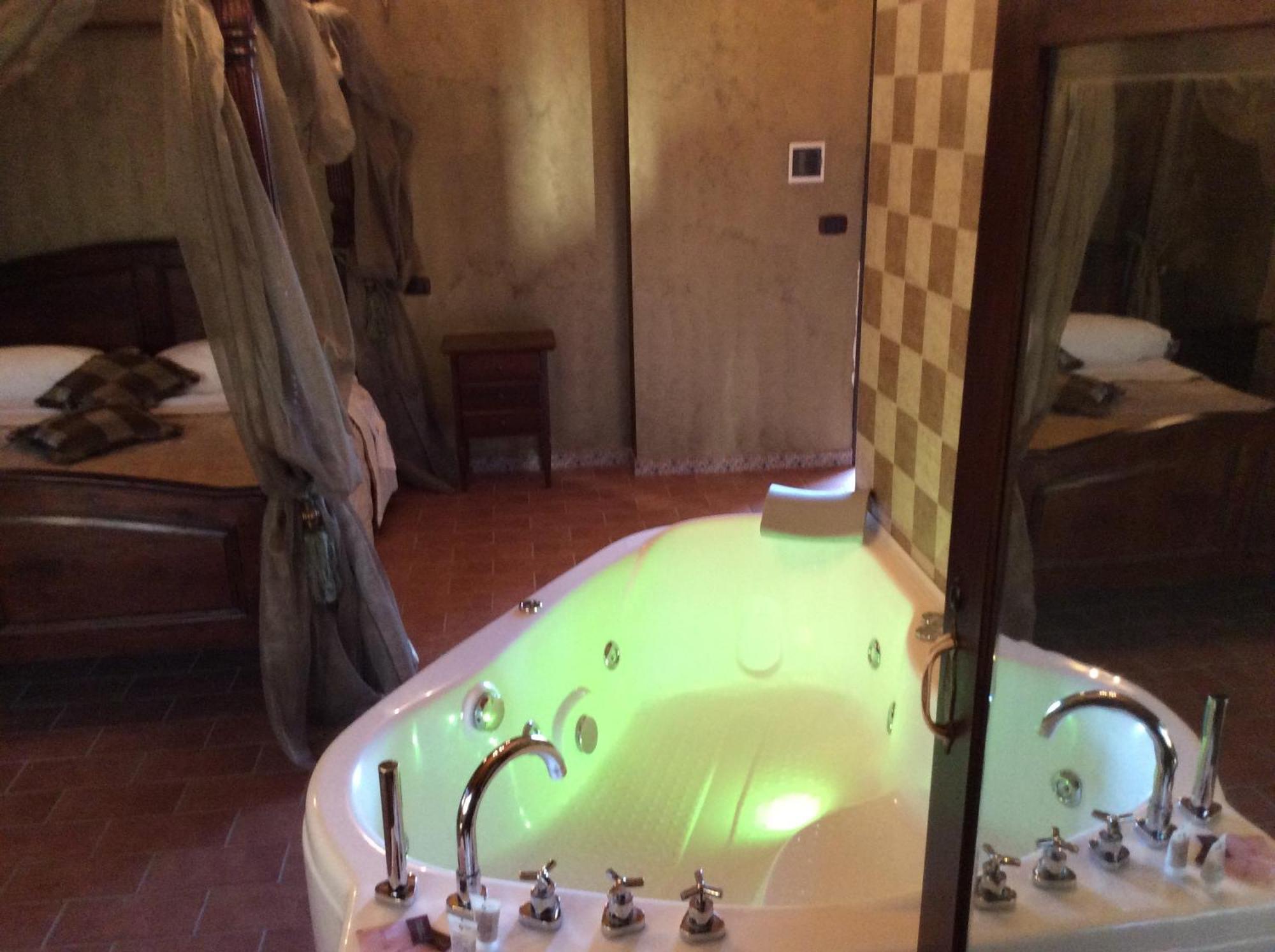 Hotel Il Feudo Dei Pierleoni Celano Habitación foto