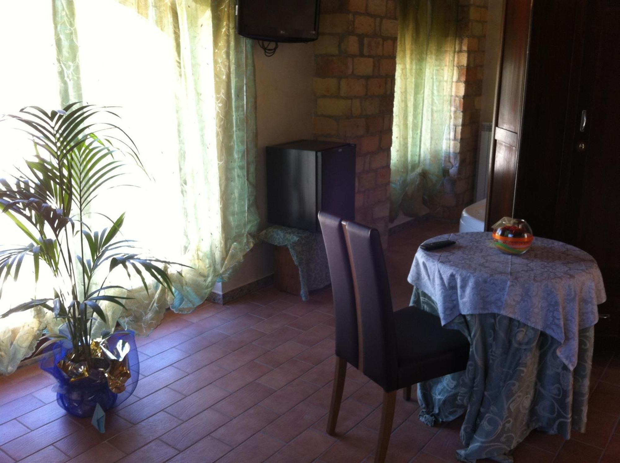 Hotel Il Feudo Dei Pierleoni Celano Habitación foto